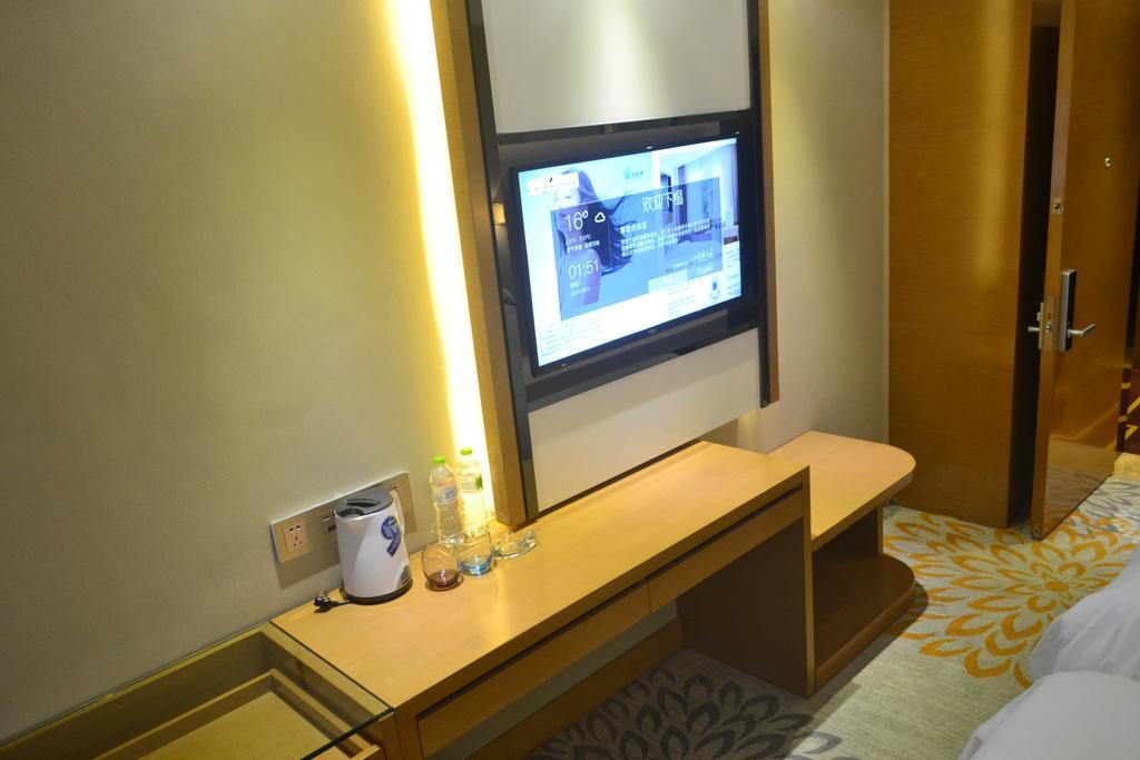Lavande Hotel Zhuhai Gongbei Port Square Exterior photo
