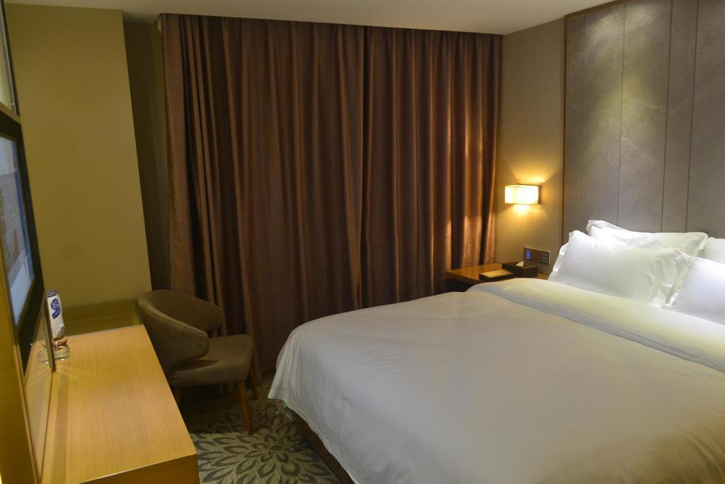 Lavande Hotel Zhuhai Gongbei Port Square Exterior photo