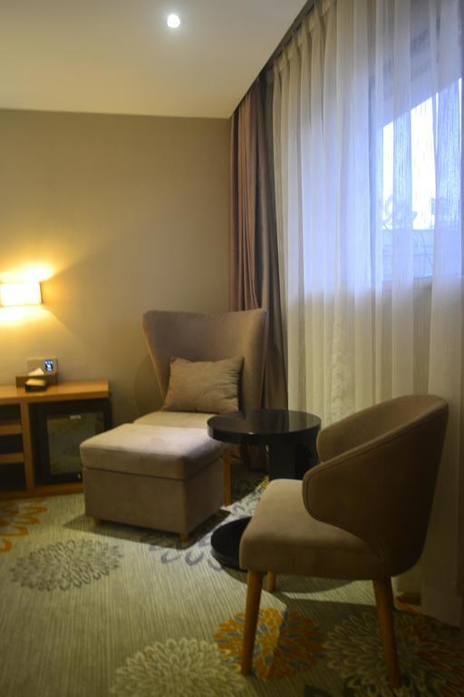 Lavande Hotel Zhuhai Gongbei Port Square Exterior photo