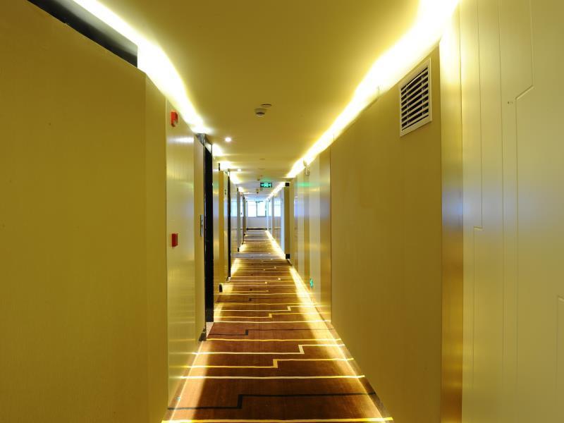 Lavande Hotel Zhuhai Gongbei Port Square Exterior photo